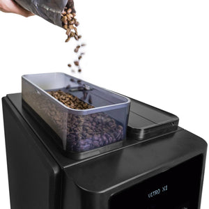 Depósito de granos de café de la Azkoyen Vitro X1 MIA siendo rellenado.