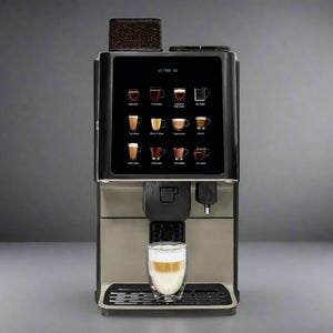 Cafetera automática Azkoyen Vitro X1 MIA con pantalla táctil y café servido.