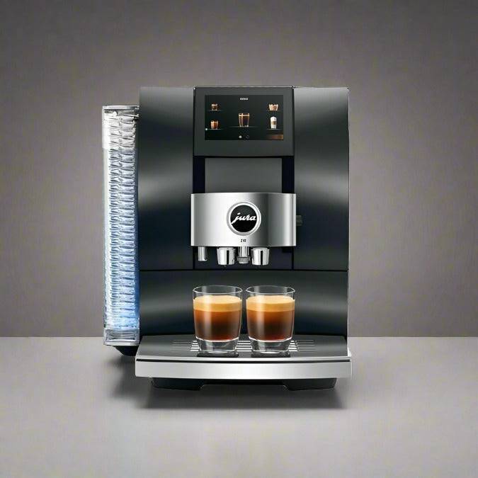 Cafetera automática Jura Z10 con diseño en aluminio oscuro y dos cafés servidos.
