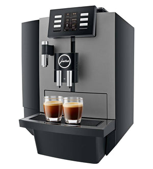 Cafetera Jura X6 Dark Inox con dos cafés listos, ideal para uso profesional.