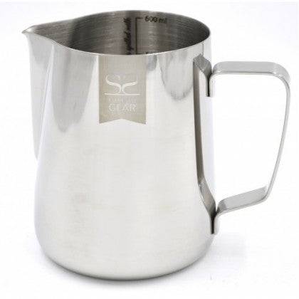 Jarra de leche de acero inoxidable 0.6 L Espresso Gear, ideal para baristas.
