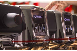 Panel de control táctil de la cafetera La Cimbali M100 DOSATRON DT/2 en uso.