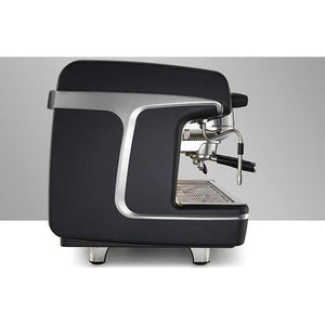 Vista lateral derecha de la cafetera La Cimbali M100 DOSATRON DT/2 con acabado elegante.