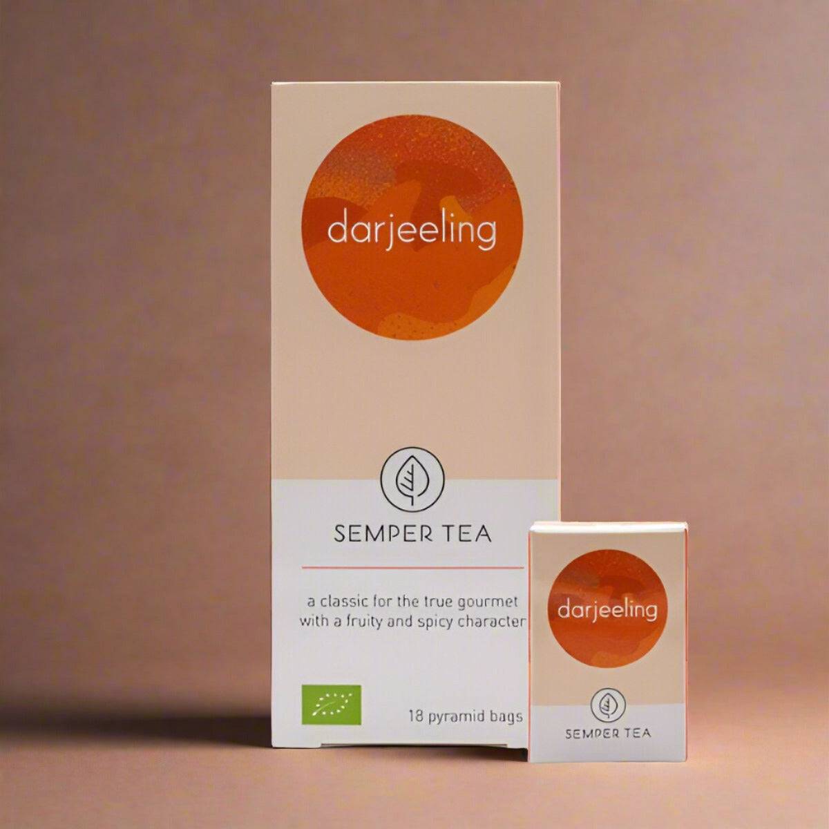 Caja de té Darjeeling Semper Tea con diseño elegante y 18 bolsitas.