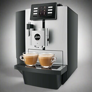 Cafetera automática Jura X8 Platinum con dos tazas de café servidas.