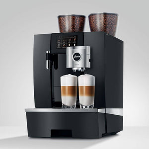 Cafetera automática Jura GIGA X8c con diseño elegante y dos tazas de café.