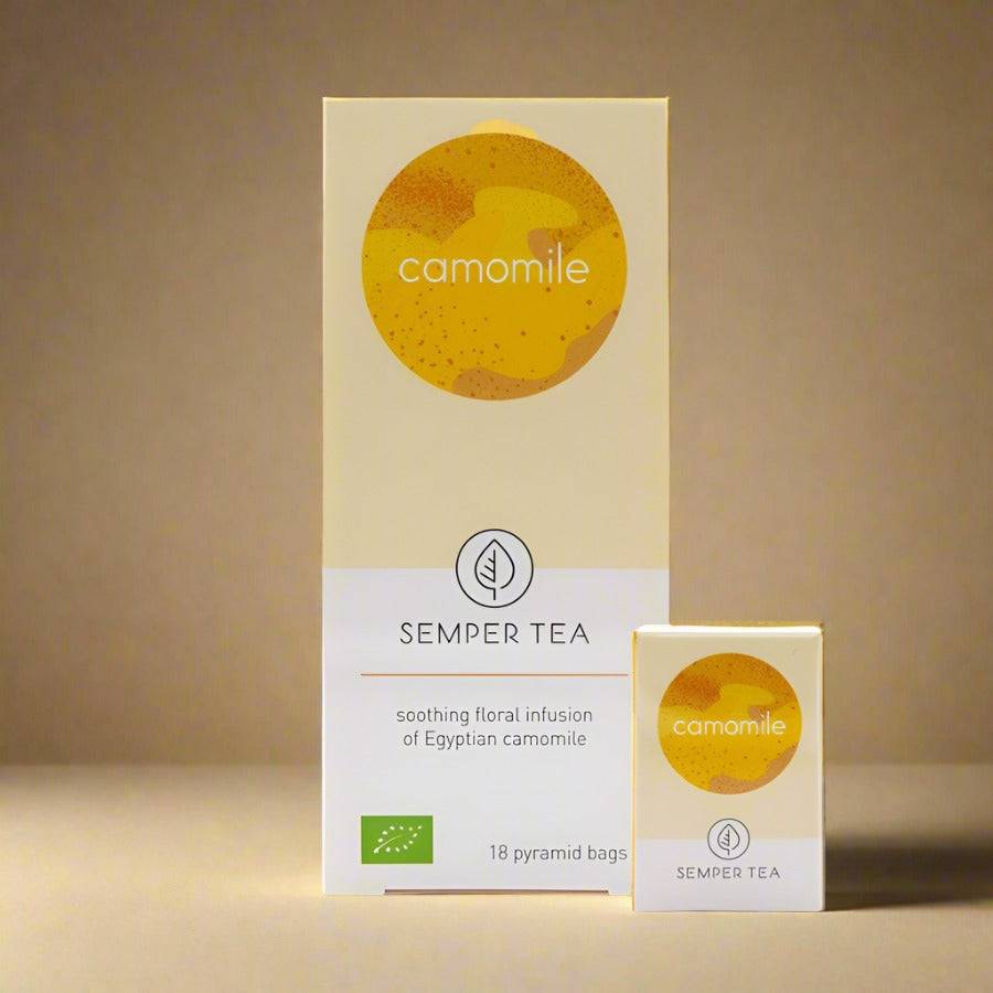 Caja de Semper Tea Manzanilla con diseño elegante y 18 bolsas de té.