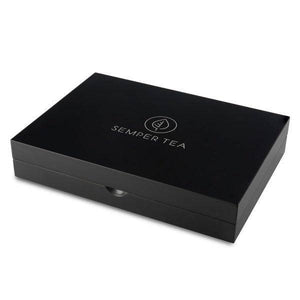 Caja cerrada de Semper Tea en elegante diseño negro con logo en la tapa.