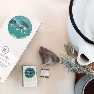 Té Semper Tea English Breakfast con bolsa piramidal y accesorios de té.