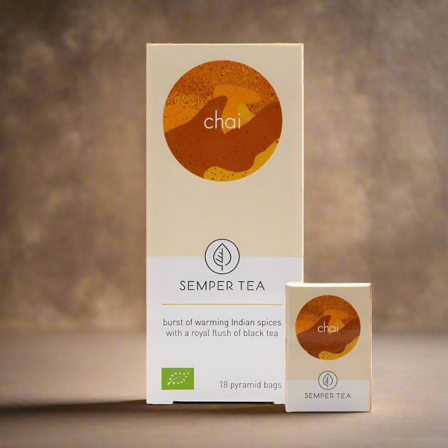 Caja de Semper Tea Chai con 18 bolsas de té piramidales, diseño elegante.