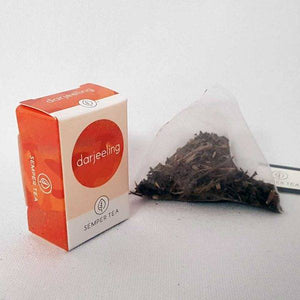 Bolsita de té Darjeeling Semper Tea junto a su caja individual.
