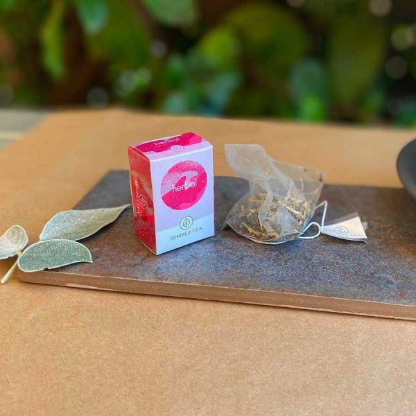 Bolsa de té Semper Tea Hierbas con caja pequeña en un entorno natural.