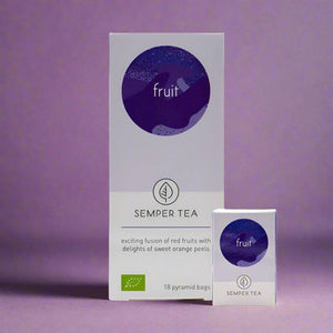 Caja de Semper Tea Frutal con diseño elegante y 18 bolsitas de té piramidales.