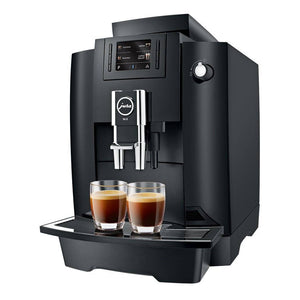 Cafetera Jura WE6 con diseño sofisticado y capacidad para dos tazas de café.