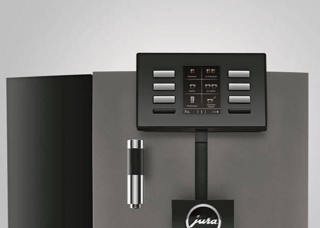 Panel de control avanzado de la cafetera Jura X6 Dark Inox con múltiples opciones.