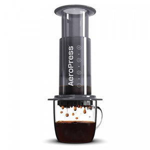 Cafetera AeroPress Original preparando café