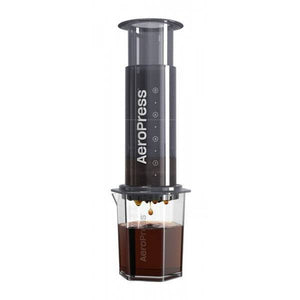 Cafetera AeroPress XL con café recién hecho