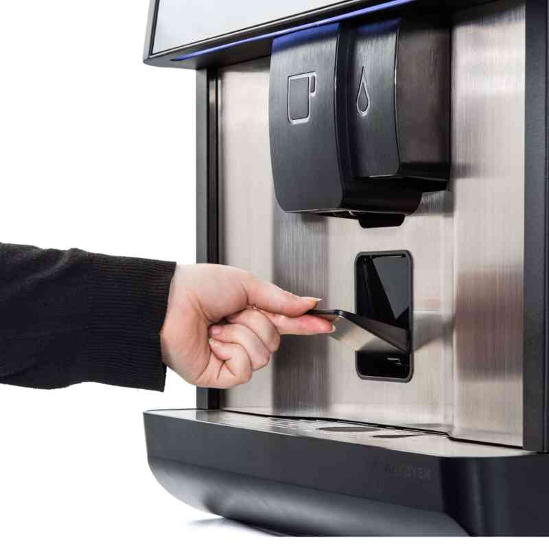 Detalle del sistema de pago integrado en la cafetera Azkoyen Vitro S5 Espresso.