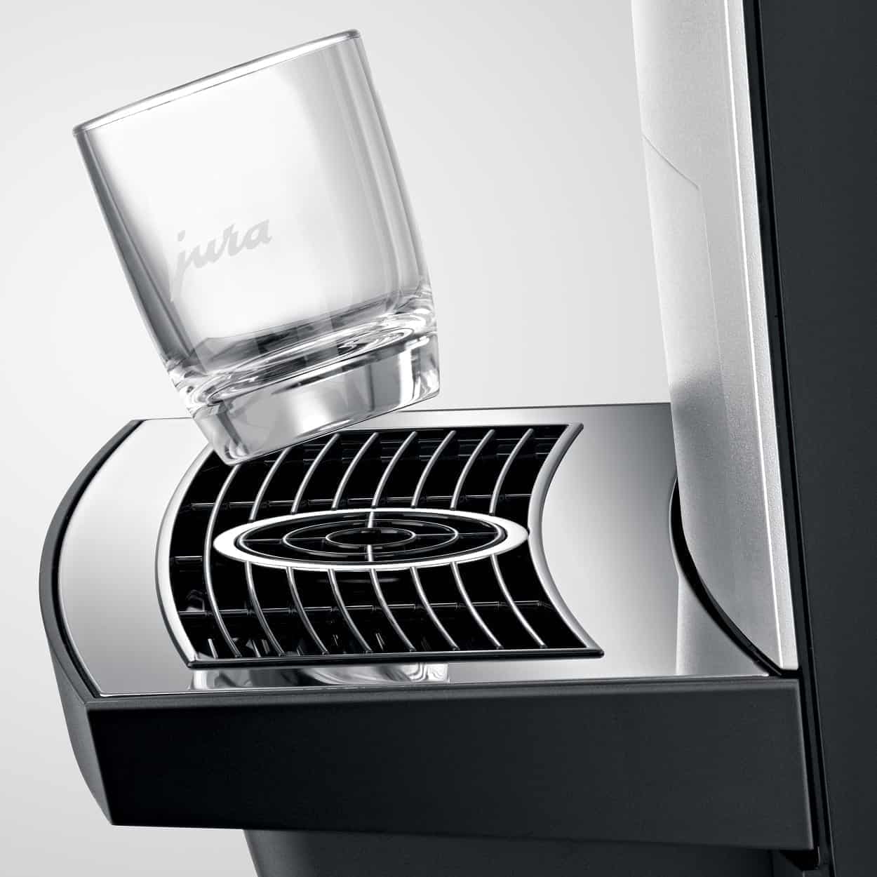 Detalle del dispensador de la Jura X8 Platinum con vaso de cristal.