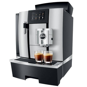 Cafetera Jura GIGA X3 Aluminium con dos tazas de café listas para servir.
